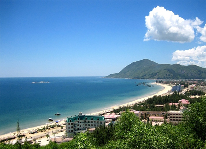 Biển Thiên Cầm giữ được nét hoang sơ, yên bình, phù hợp nghỉ dưỡng và “trốn” khỏi nhịp sống đô thị.
